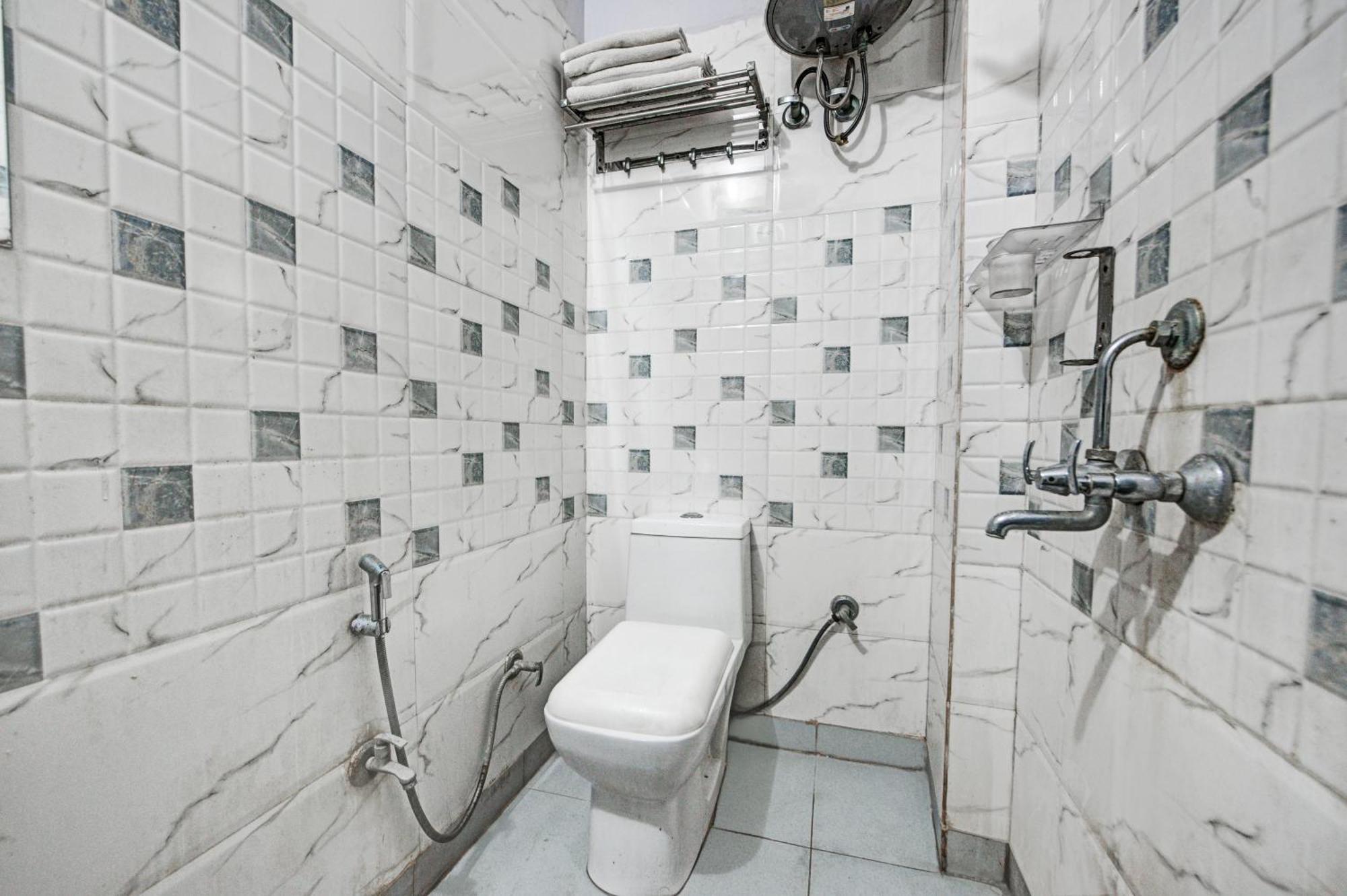 Royal Spark Inn1 - Medicity Gurugram, Near Medanta Hospital グルガウン エクステリア 写真
