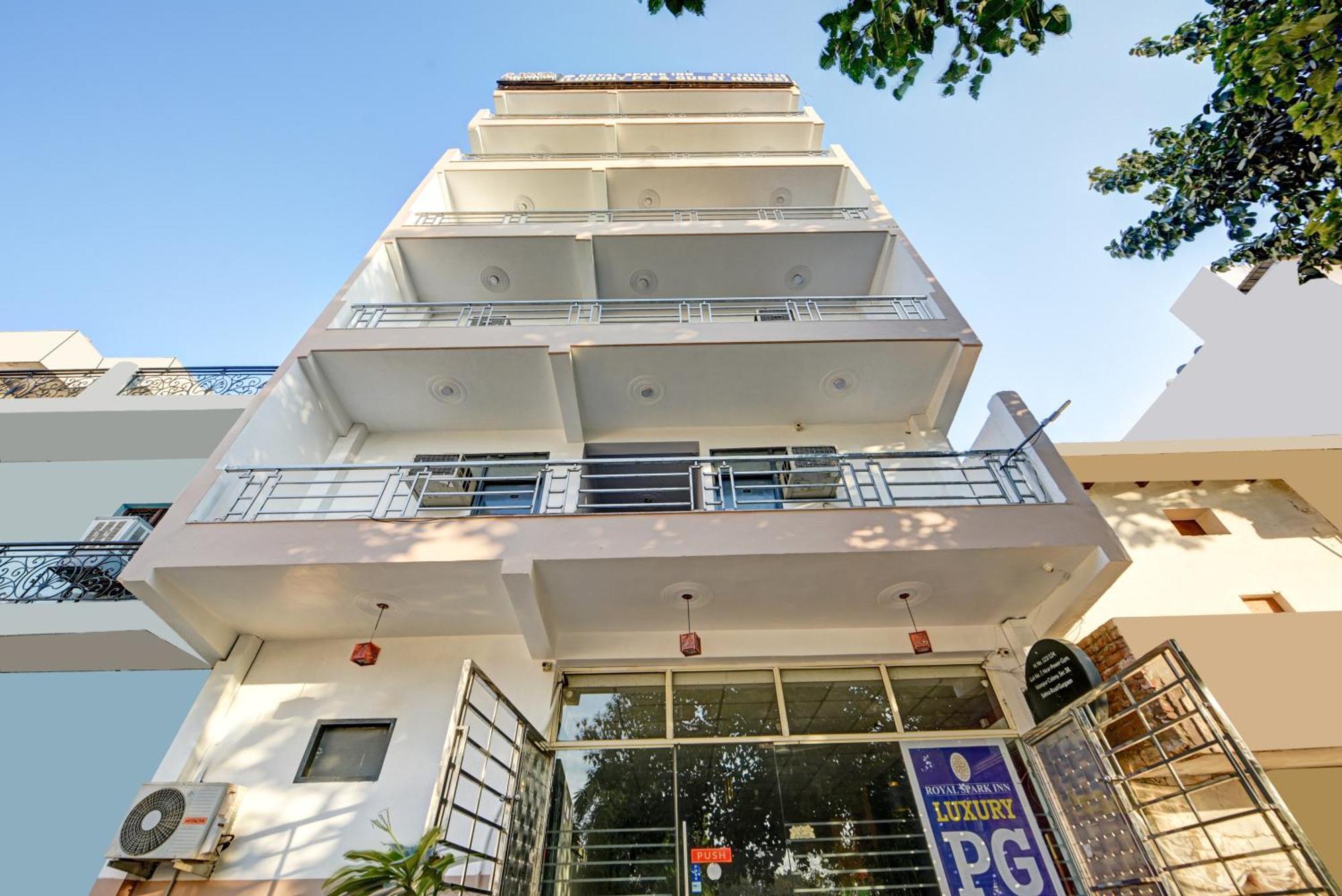 Royal Spark Inn1 - Medicity Gurugram, Near Medanta Hospital グルガウン エクステリア 写真